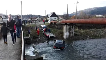 Șoferul unui SUV de aproape 10.000 € s-a zgârcit și a vrut să îl spele într-un râu. Ce a urmat când a încercat să-l scoată din apă