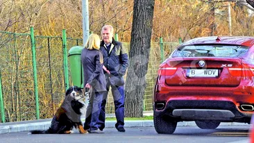 Ramas somer, Dinu Gheorghe are timp de suete. Oprire la Vama cu o blonda si un caine