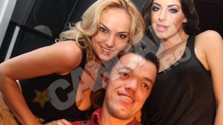 Iulian Barbu isi compenseaza inaltimea cu alte "calitati"! Uite ce succes nebun are Piticu-porno la femei!