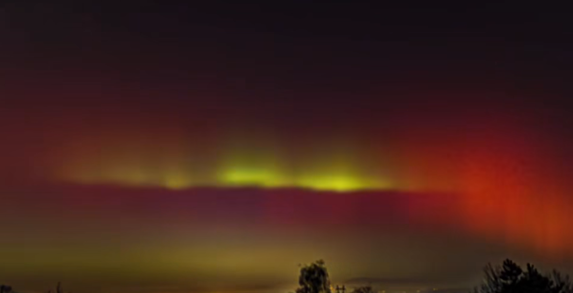 Aurora Boreală, vizibilă din România! Imagini spectaculoase surprinse în Mureș. Jocul de lumini i-a uimit pe localnici