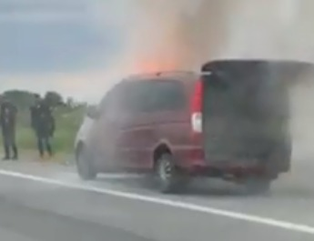 Microbuz plin cu oameni, în flăcări pe A1. Incendiul a izbucnit de la un scurtcircuit. FOTO