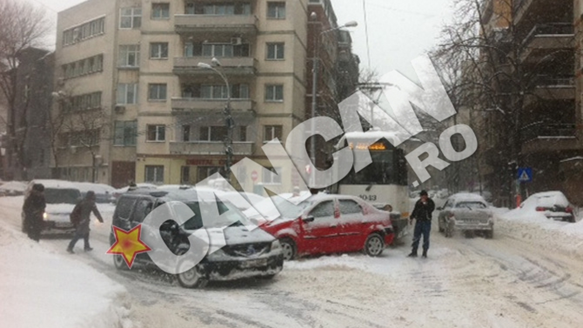 Foto revoltator! Si-a parcat Loganul pe linia de tramvai pentru ca locuri de parcare nu mai exista in Bucuresti!