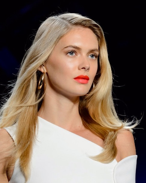 Megan Williams este modelul adus de patronul Tesla să animeze atmosfera de Halloween (Foto: Instagram)
