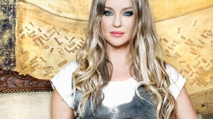 TANIA BUDI şi-a schimbat look-ul. Fosta iubită a lui CĂTĂLIN BOTEZATU a renunţat la blondul care a consacrat-o