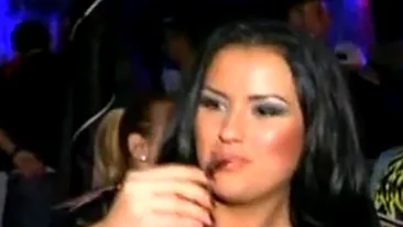 VIDEO Dupa o noapte de manele si whisky, Cruduta il vrea pe Cristi Tanase!