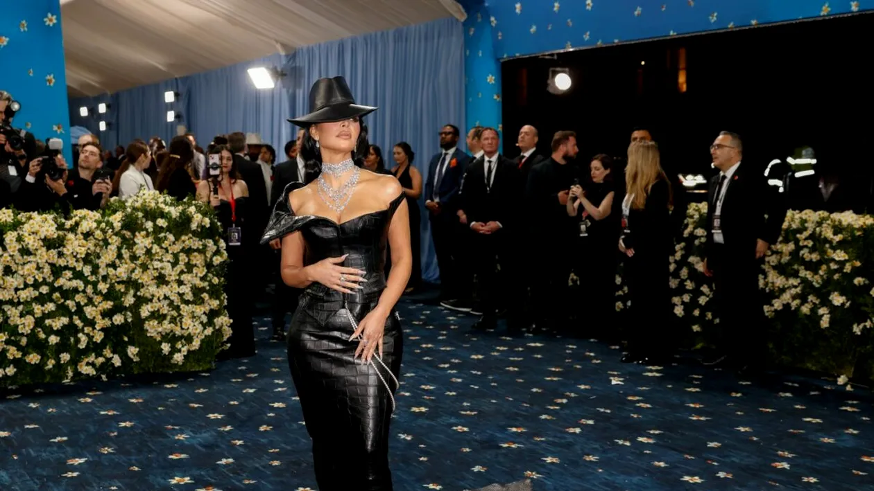 Ținuta lui Kim Kardashian, călcată de un bodyguard la Met Gala 2025. Cum a reacționat vedeta imediat. Imagini video