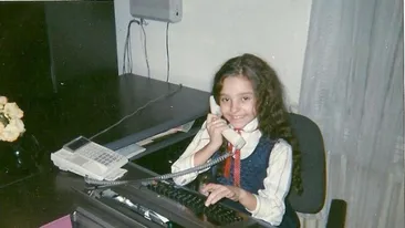 Ghicesti cine e vedeta? Cand era mica era pasionata de masina de scris! Acum e mare cantareata