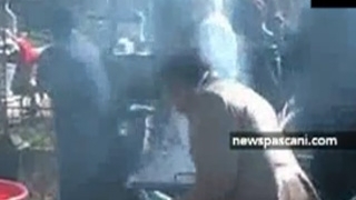 VIDEO Gratar in mijlocul cimitirului la Pascani! Uite cum un grup de rromi da de pomana unei rude de-a lor!