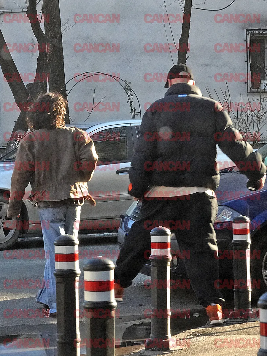 Au ocolit bălțile formate de la zăpada topită și s-au îndreptat către cafeneaua preferată