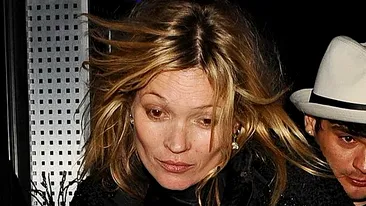 Incident socant! Kate Moss a sarit sa bata un paparazzo in fata unui club de noapte din Paris!