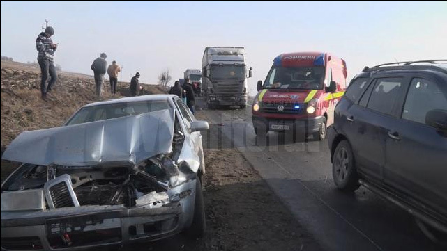 Accidente incredibile pe E85: o maşină a răsturnat o ambulanţă şi un tir a intrat într-o coloană