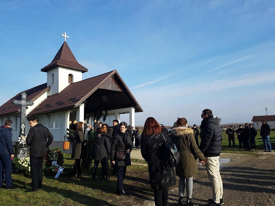Cei trei oameni ucişi cu sânge rece în localitatea Apa au fost înmormântaţi! Criminalul este încă în libertate