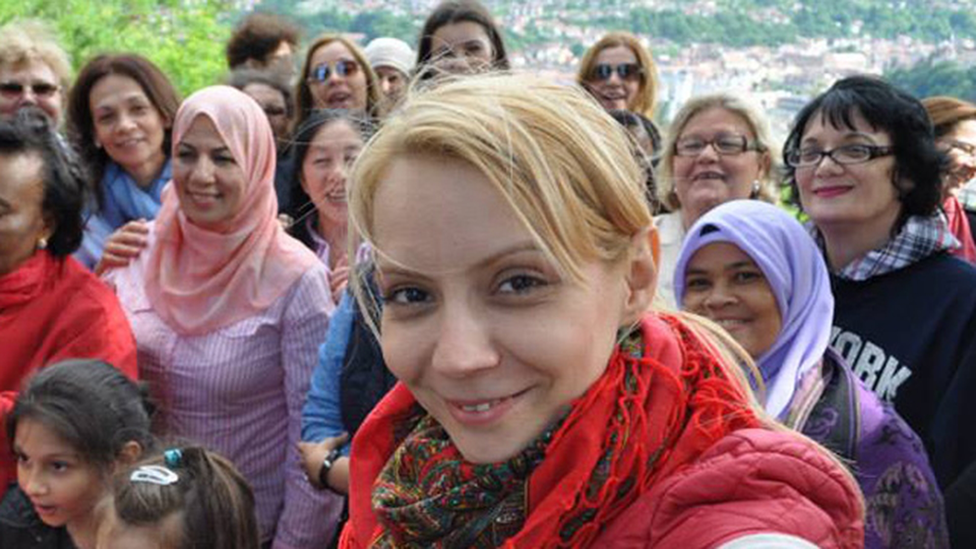 Daciana – SELFIE cu ambasadoarele. Eurodeputata promoveaza Romania Frumoasa