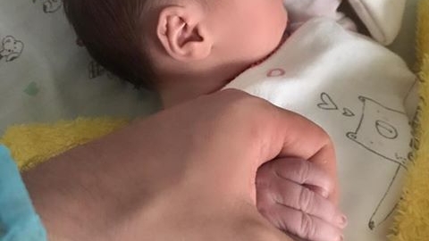 Gabriela Cristea are nevoie de ajutorul medicilor după naşterea fetiţei sale. Are dureri şi...
