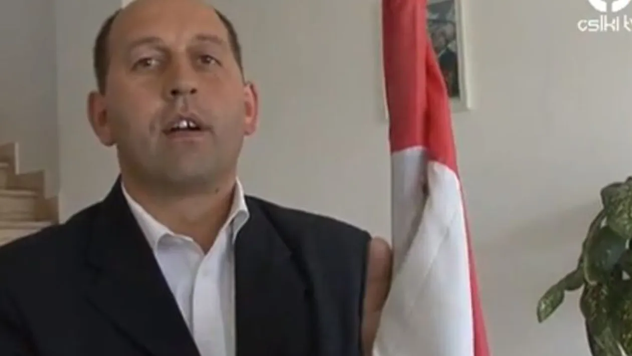 Sfidare la adresa romanilor. Un primar din Harghita refuza sa dea jos steagul Ungariei de pe cladirea Primariei!