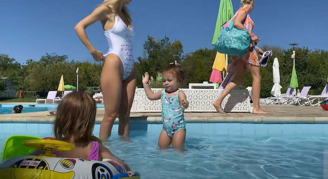 Andreea Bălan, gafă în timp ce se afla la piscină cu fiicele. I s-au văzut zonele intime prin costumul de baie alb și decupat | VIDEO