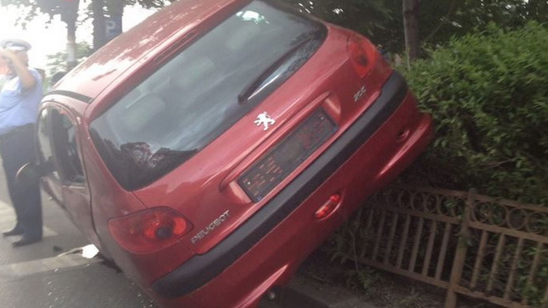 Asa ceva, mai rar! Uite in ce hal a putut sa parcheze un sofer din Bucuresti! Sau sa fie o soferita?