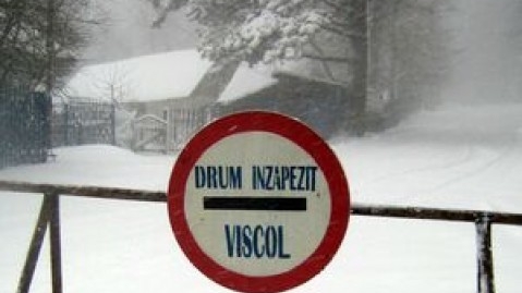 Şapte drumuri naţionale, blocate din cauza ninsorilor şi viscolului!