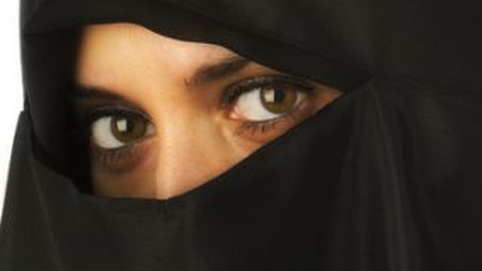 O femeie musulmana a fost amendata cu 500 de euro in Italia pentru ca purta valul islamic integral!