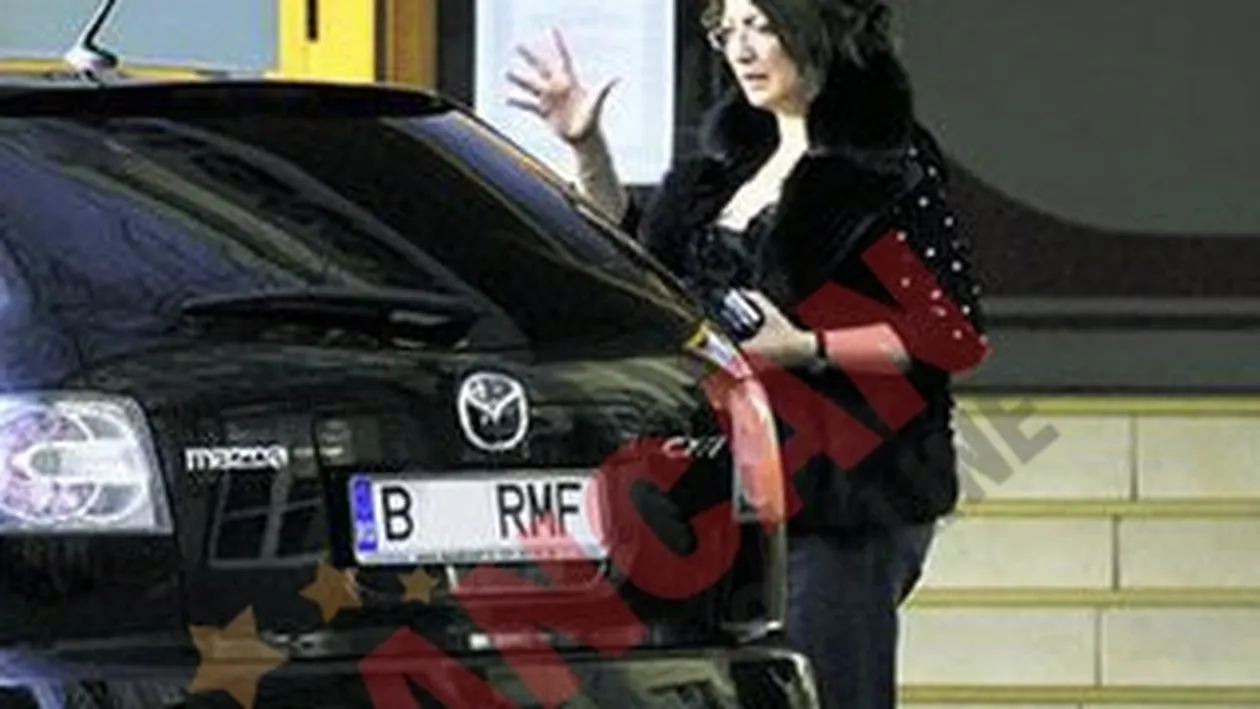 Stapana timbrelor poarta vizon si circula intr-o masina cu geamuri negre