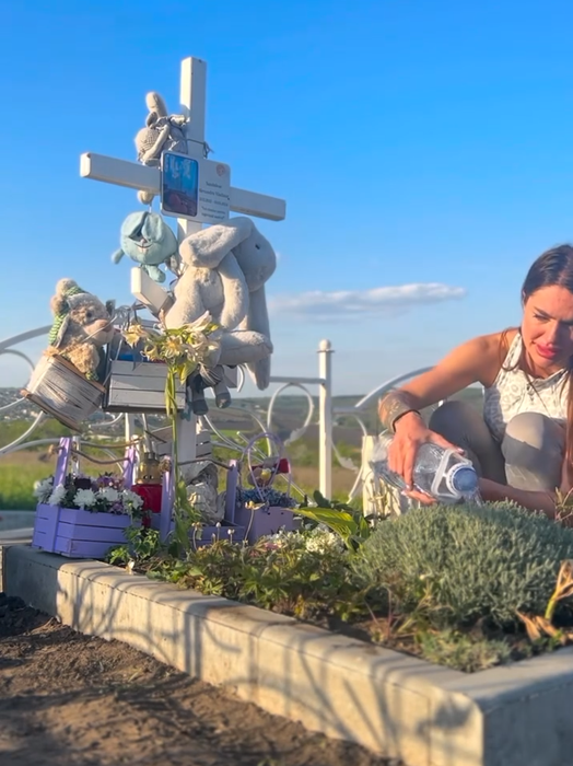 Cristina Scarlevschi, în lacrimi la mormântul fiului ei/ Sursa foto: Instagram