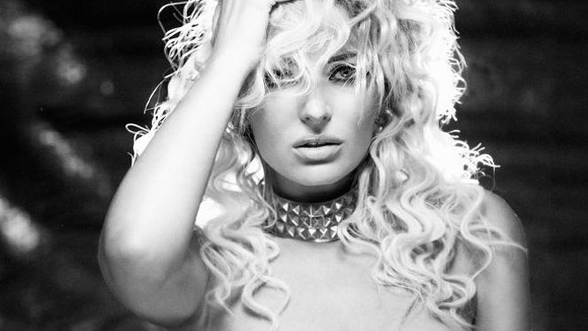 Delia Matache, senzuala si sexy pentru promovarea melodiei "Omadeo"!