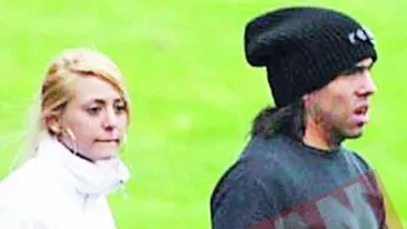 Tevez se recreeaza cu o blonda