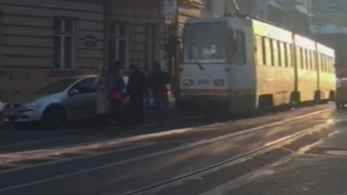 Această maşină a blocat o linie de tramvai din Capitală, iar trecătorii au pus umăr la umăr pentru a putea s-o dea la o parte. Imaginile sunt incredibile