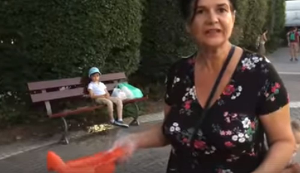 O femeie din Iași, surprinsă cum spală olița copilului în fântâna unui parc! Cum a reacționat când a fost luată la rost de ceilalți oameni