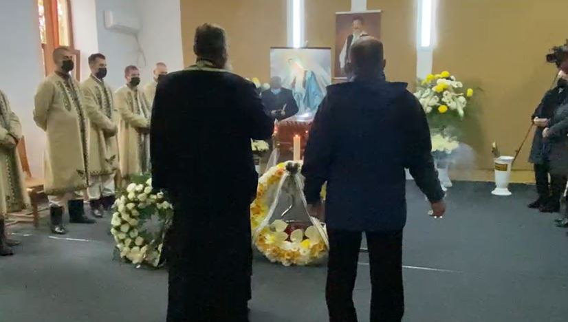 Primele imagini de la priveghiul artistului Petrică Mâțu Stoian. Ce a apărut în fața Ansamblului Folcloric ”Maria Tănase”