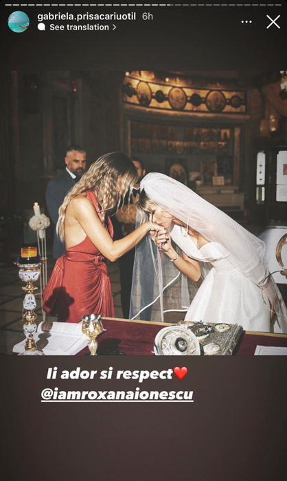 Gabriela Prisăcariu sărută mâna nașei sale, Roxana Ionescu