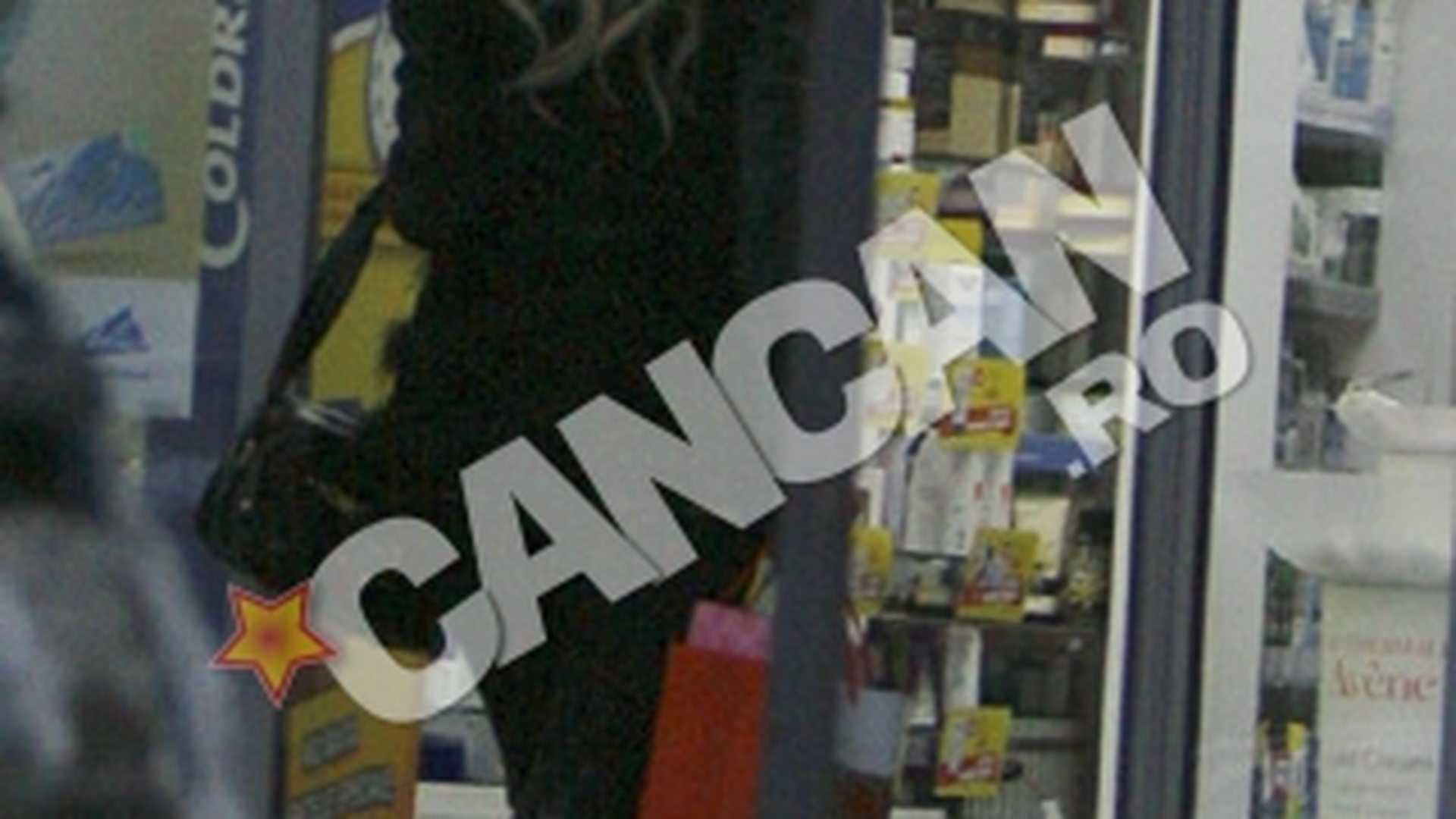Andreea Balan ofera cadouri in farmacie