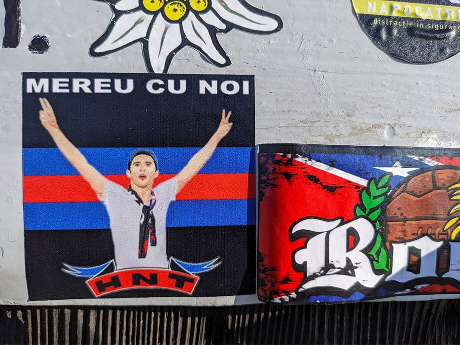 Comemorare sau vandalism? Amenzi după ce mai mulți suporteri au aprins torțe la Crucea Eroilor Caraiman