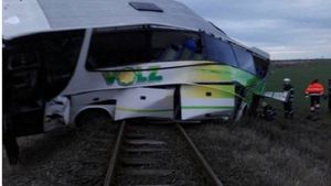 Autocar, izbit în plin de un tren în judeţul Timiş! Care este starea oamenilor din mijloacele de transport în comun