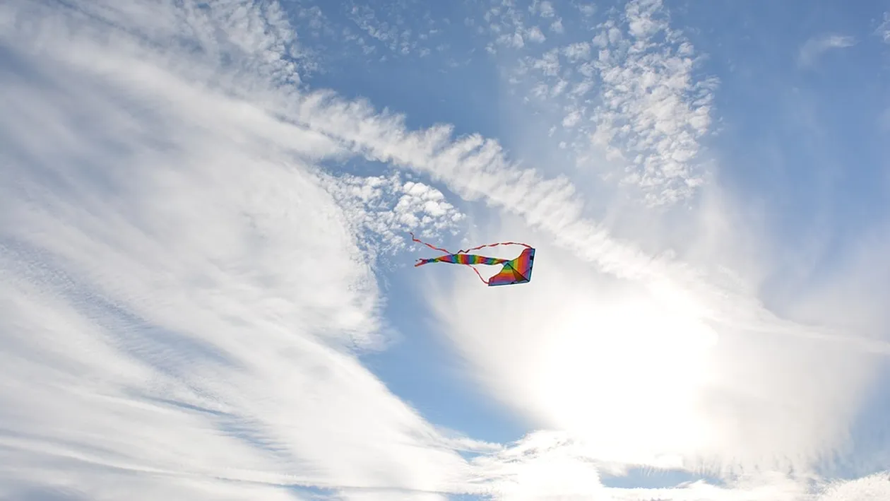 Caz tragic! Un tânăr s-a electrocutat încercând să dea jos un zmeu agățat de firele de înaltă tensiune. Bărbatul a murit