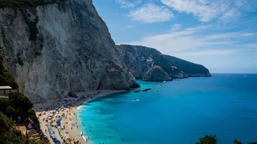 Semnal de alarmă tras pentru românii care merg pe o plajă celebră din Grecia. Ascunde un pericol uriaș: „Mare atenție”