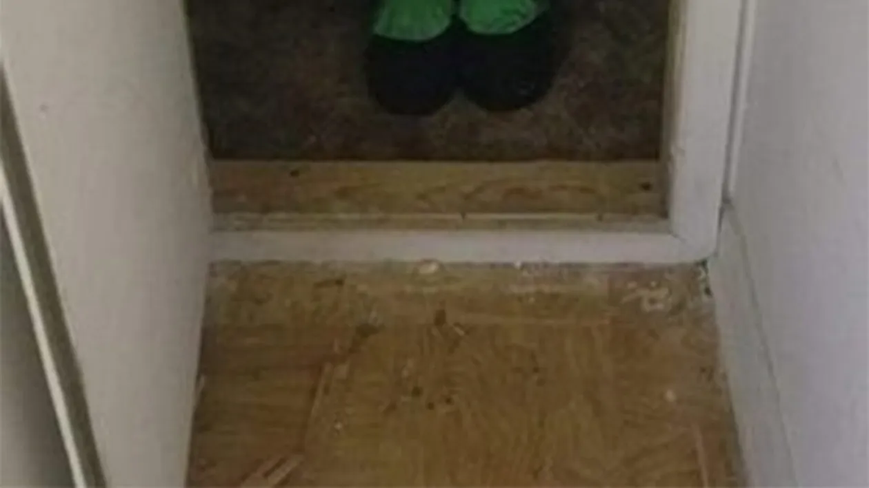 Și-a cumpărat o casă nouă și a găsit o ușă secretă. Când a deschis-o, a rămas fără cuvinte. Ireal ce era înauntru