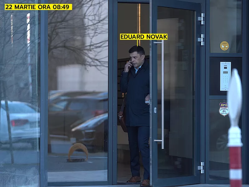 La scurt timp, Eduard Novak iese și el din bloc (Foto: CANCAN.RO)