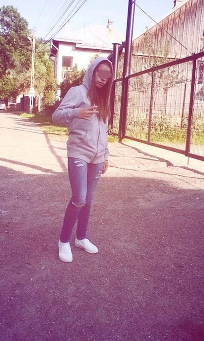 Ea e Nicoleta, fata de 15 ani din Suceava care s-a spânzurat de teama că părinţii ar afla că e însărcinată. Mesajul dureros postat de sora ei