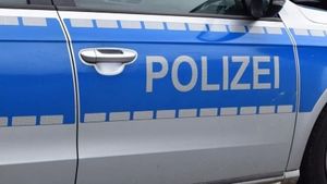 Un tânăr a fost aruncat pe geam de părinții iubitei, după ce a fost prins “la treabă” în dormitorul fetei
