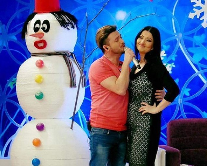 Gabriela Cristea împodobeşte primul brad al fiicei sale! Atenţia tuturor nu a fost însă la pomul de Crăciun