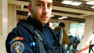 Acest jandarm era în timpul liber când a văzut că o femeie e jefuită în faţa lui. Ce a urmat seamănă cu un scenariu desprins din filmele de acţiune