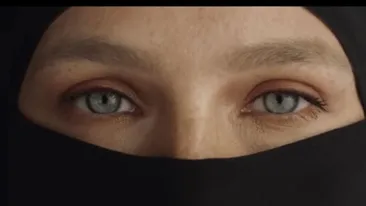 Modelul israelian care l-a părăsit pe DiCaprio va prezenta Eurovision 2019! IMAGINI EXPLOZIVE