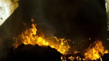 Doua camioane s-au facut scrum in urma unui incendiu!