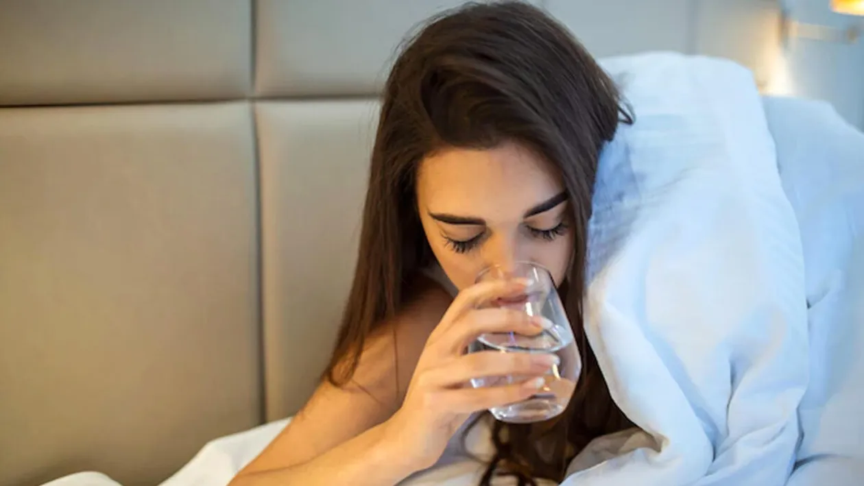 Ce trebuie să bei seara, înainte de culcare. Cele 5 băuturi care te ajută să slăbești în somn