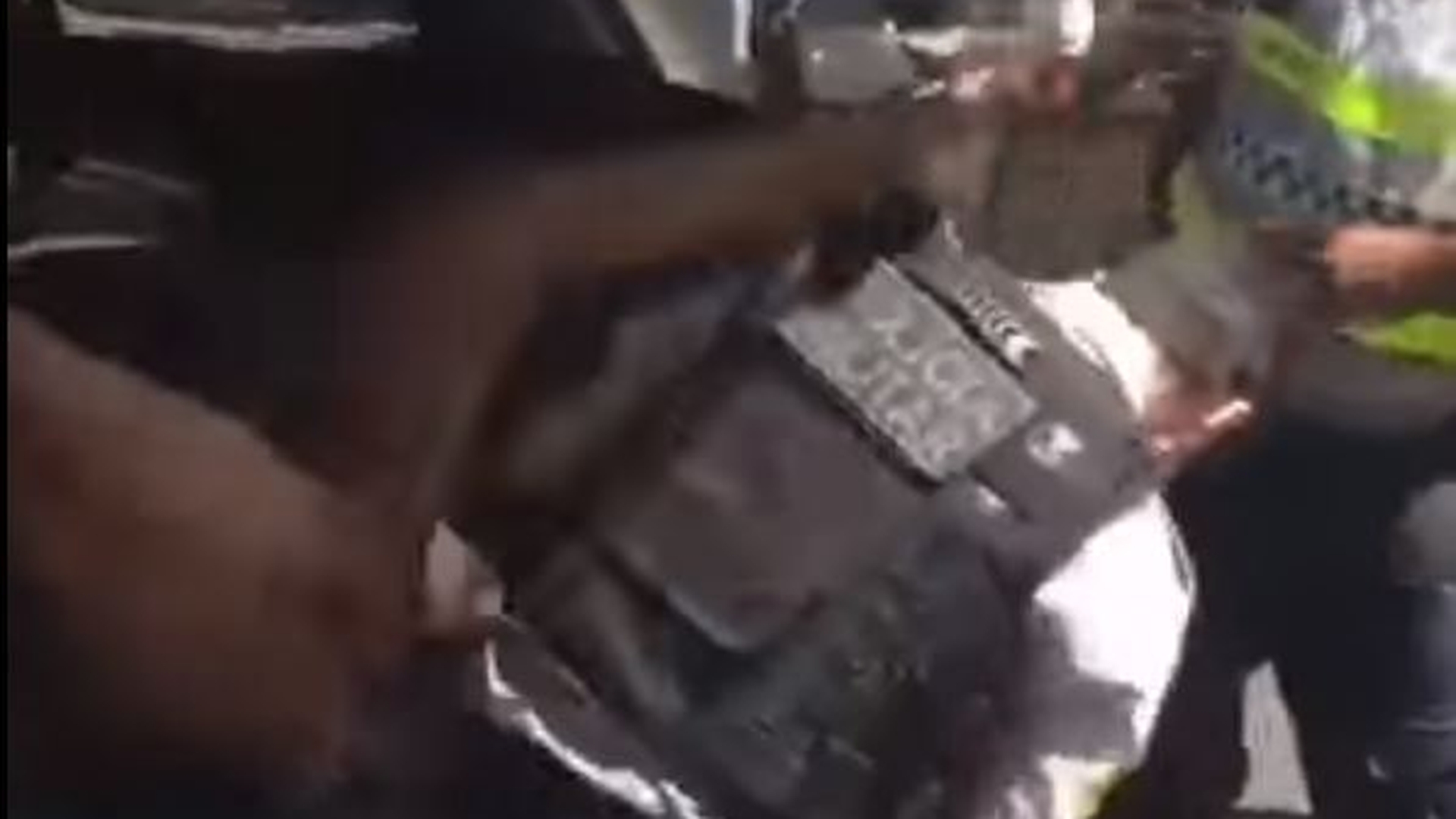Scandal monstru cu o tânără doar în bikini și 6 polițiști! Cum s-au chinuit s-o bage în mașină și ce picioare și-au luat VIDEO