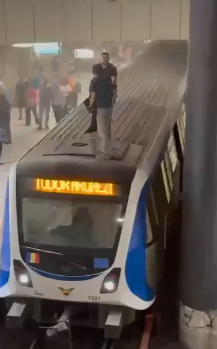 Polițiștii au intervenit pentru prinderea unui bărbat care a urcat pe garnitură, la metrou / sursă: captură video