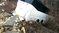 Grav accident la Moieciu! Un autocar plin cu oameni a căzut în prăpastie