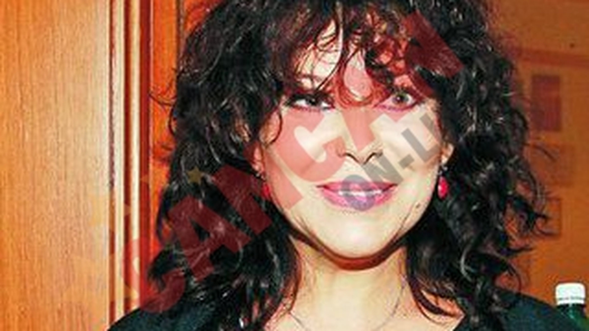 Miki vrea sa-i faca nunta ca la carte cainelui ei