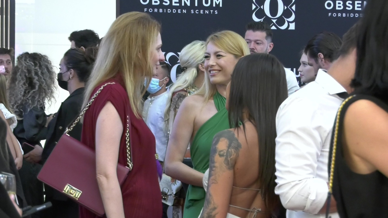 Elena Gheorghe, alături de sora sa la un eveniment
